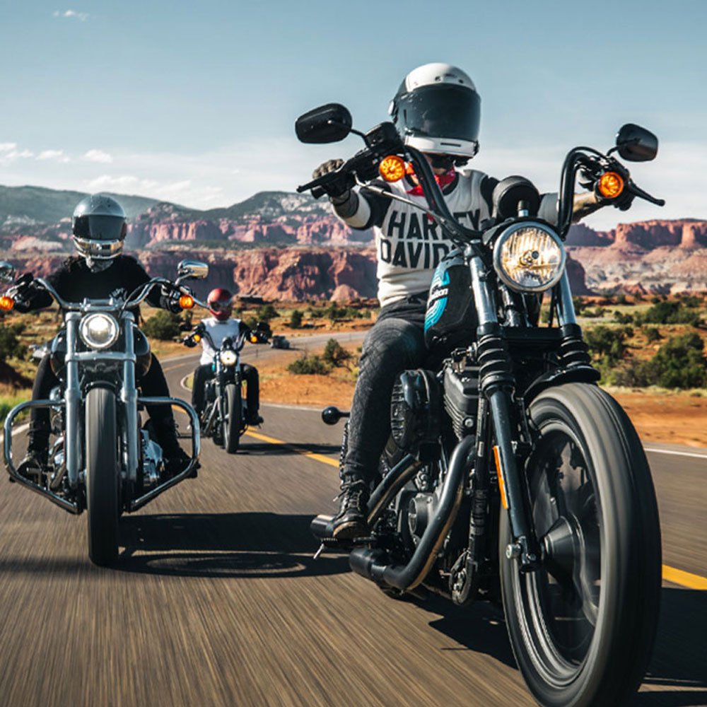 motocicletas sendo pilotadas em uma rodovia no deserto