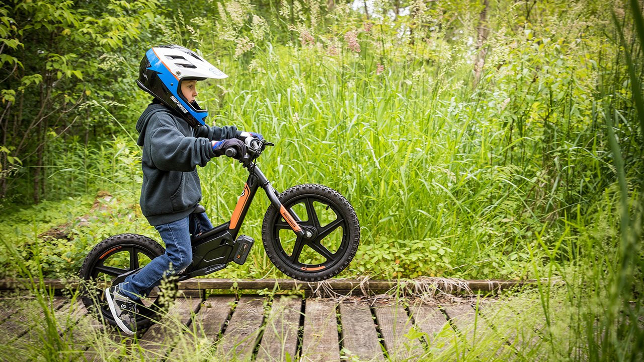 Child riding an electric blanace bike.