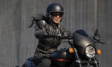 nainen moottoripyörän selässä