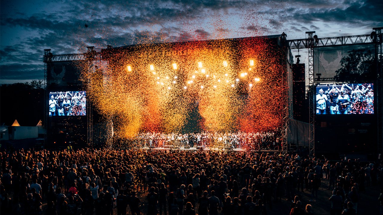 Konsert på stadion i Budapest med folk som ser på, i forgrunnen.