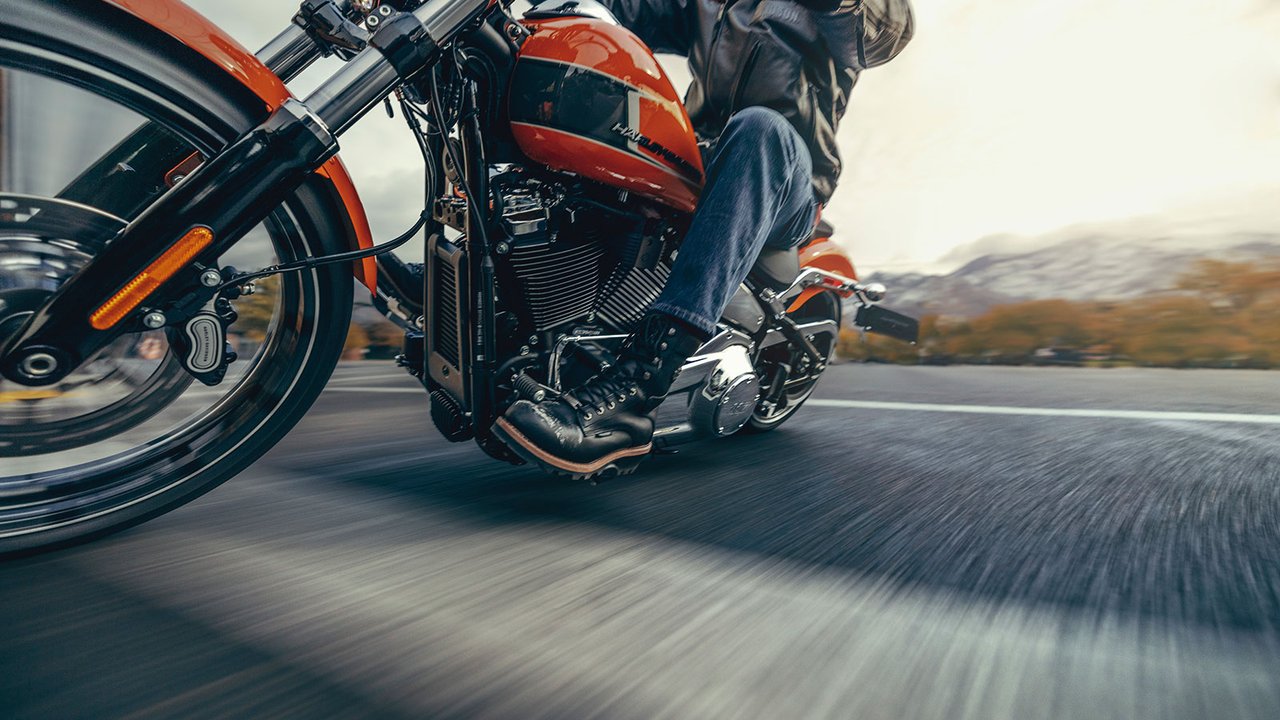 A Breakout 117 motorkerékpár szépségét demonstráló fotó