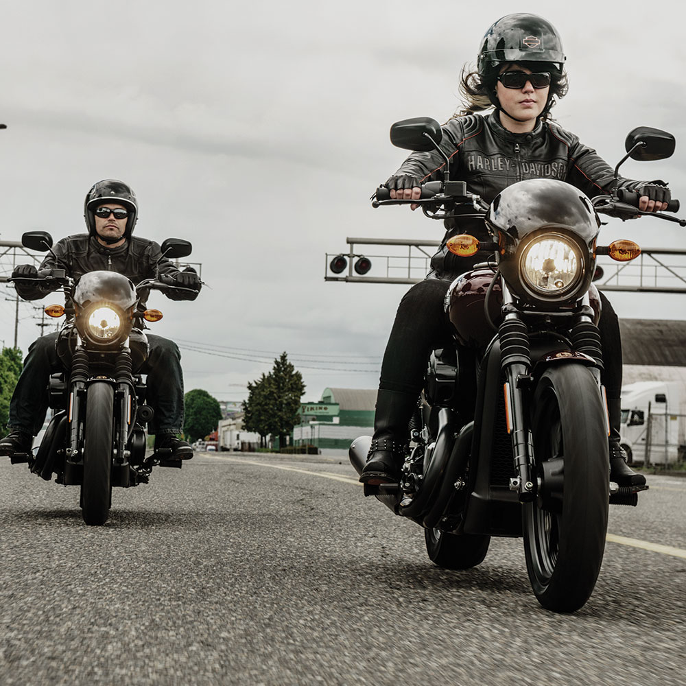 Homem e mulher pilotando suas motocicletas