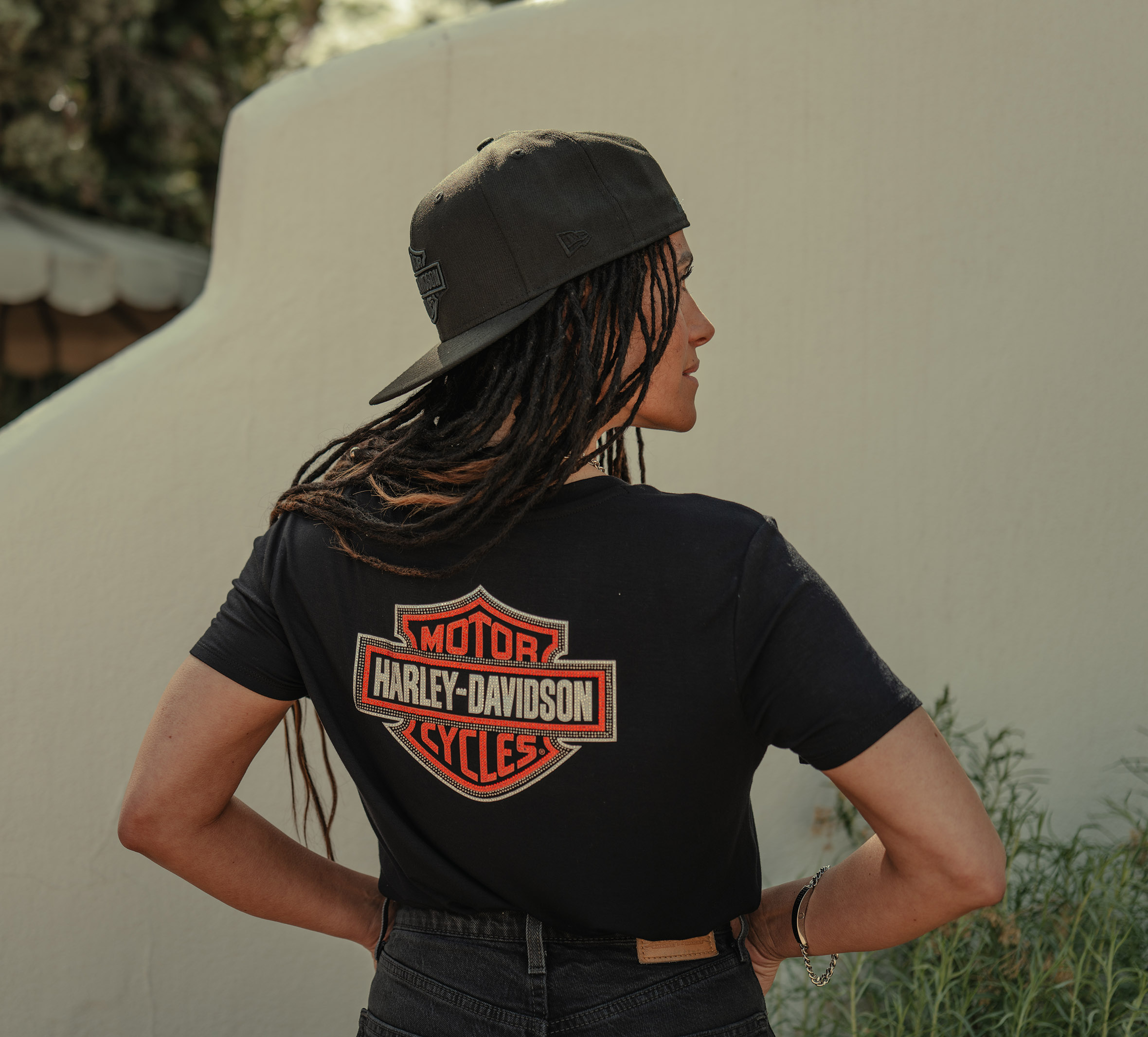 T-shirt bijouté à encolure en V Essential pour femmes