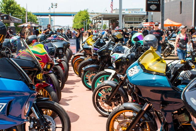 屋外のバイクイベントで並べられたカスタムHarley-Davidsonバイク