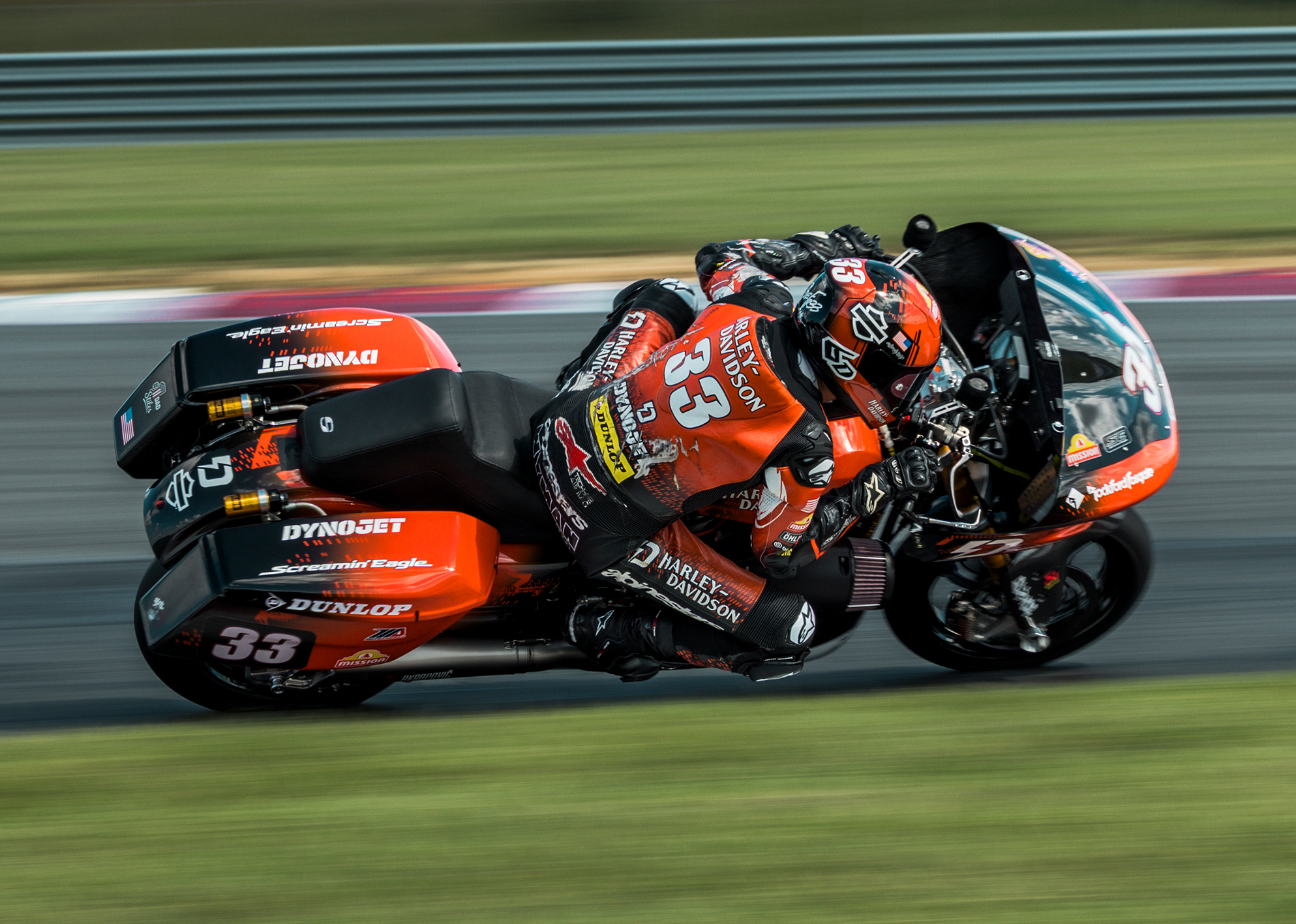 Kyle Wyman leans through a fast corner during the final race of the 2025 King of the Baggers season.