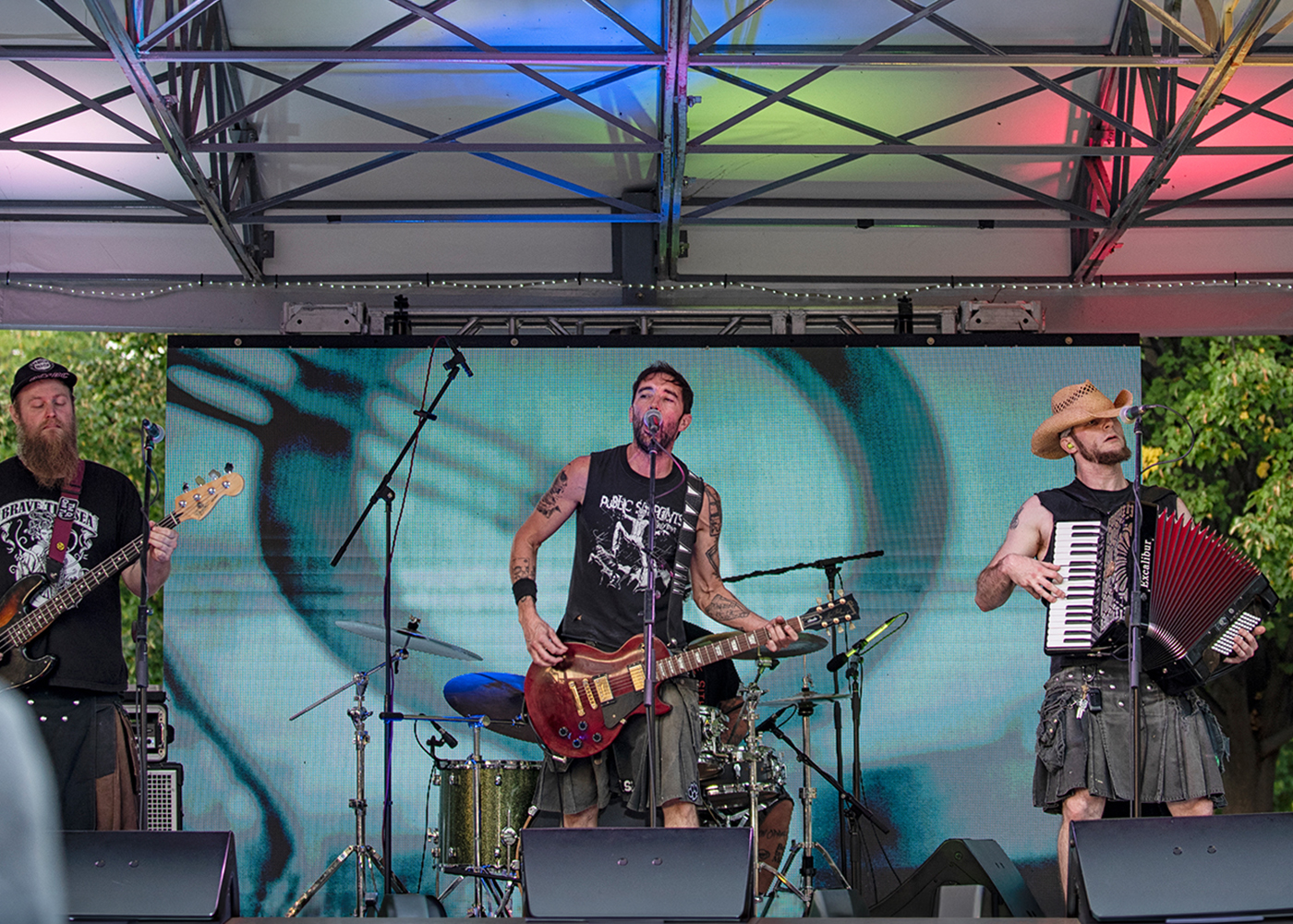 Banda actuando en el escenario con guitarra, bajo, batería y acordeón
