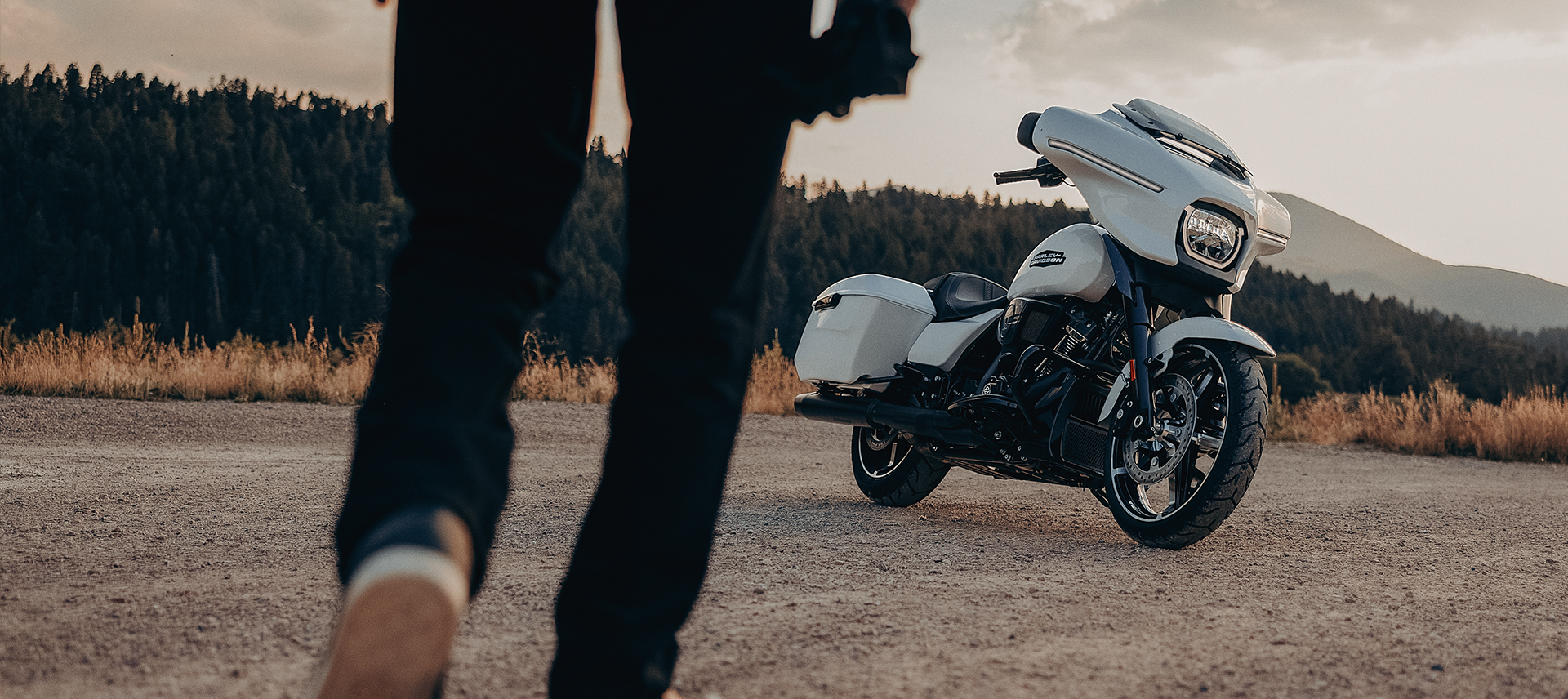 2025 CVO Street Glide Beauty Shot