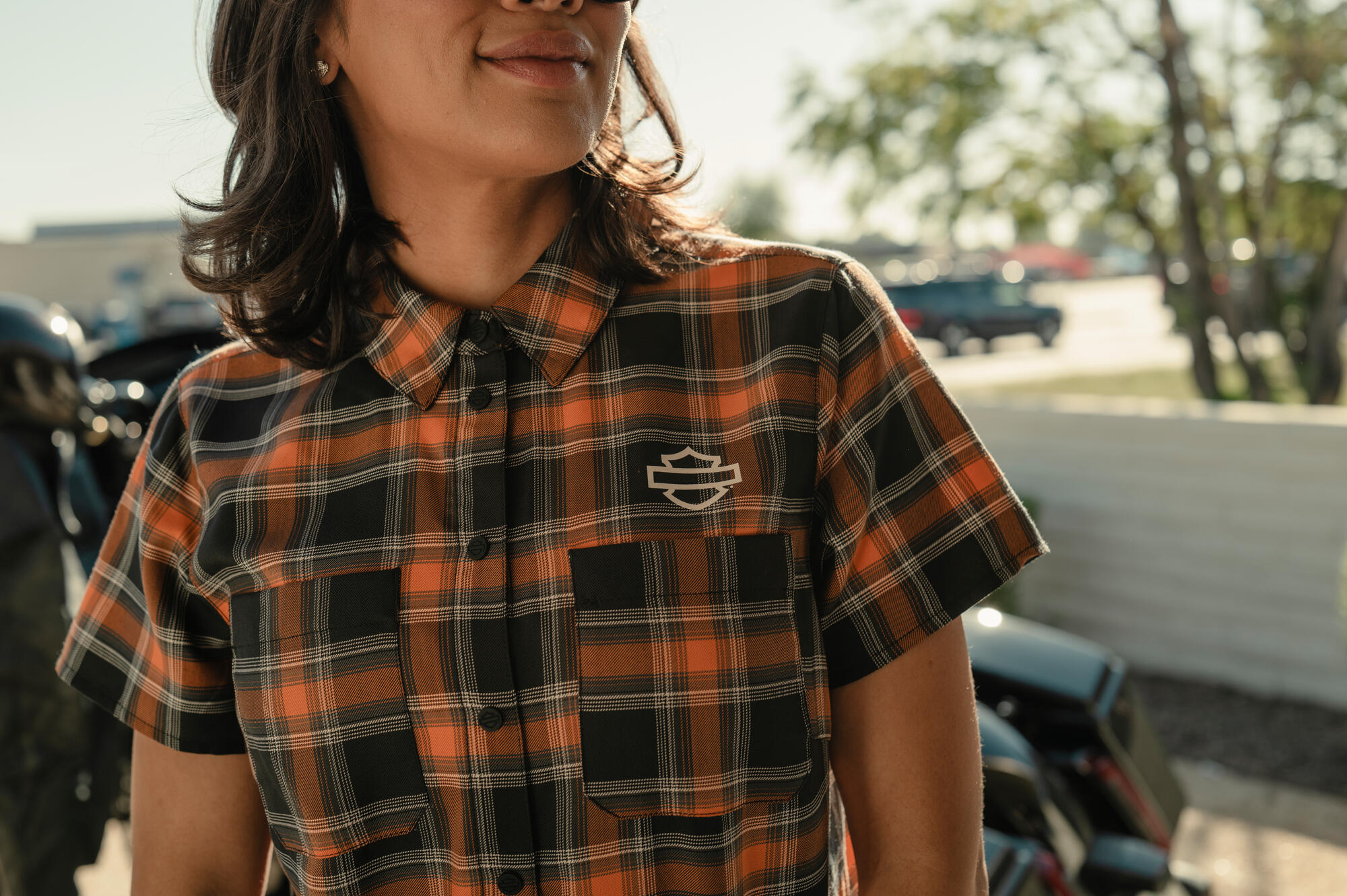 woman wearing short sleeve button down shirt