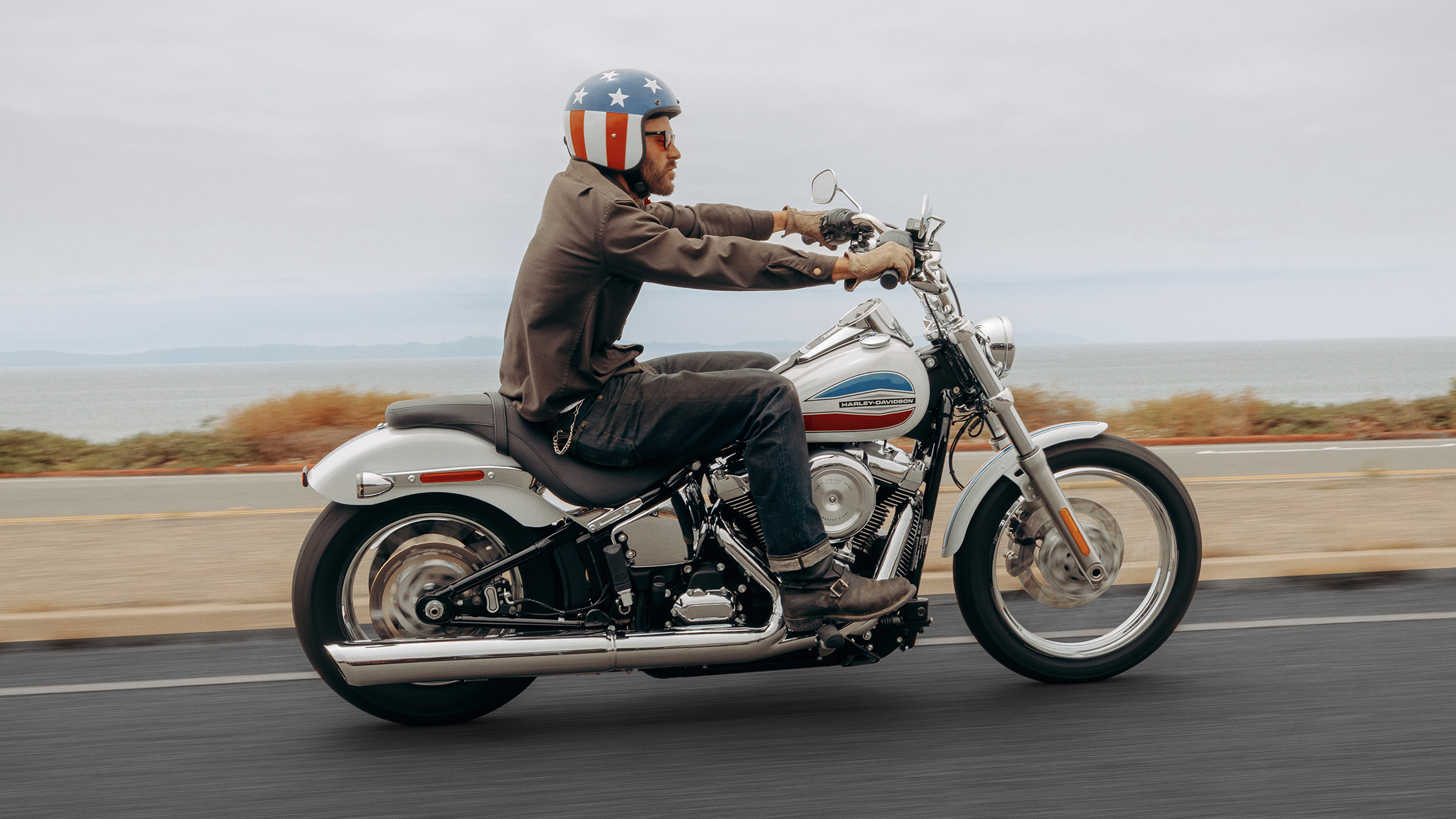 Plan produit d’un motocycliste en Super Glide 2026