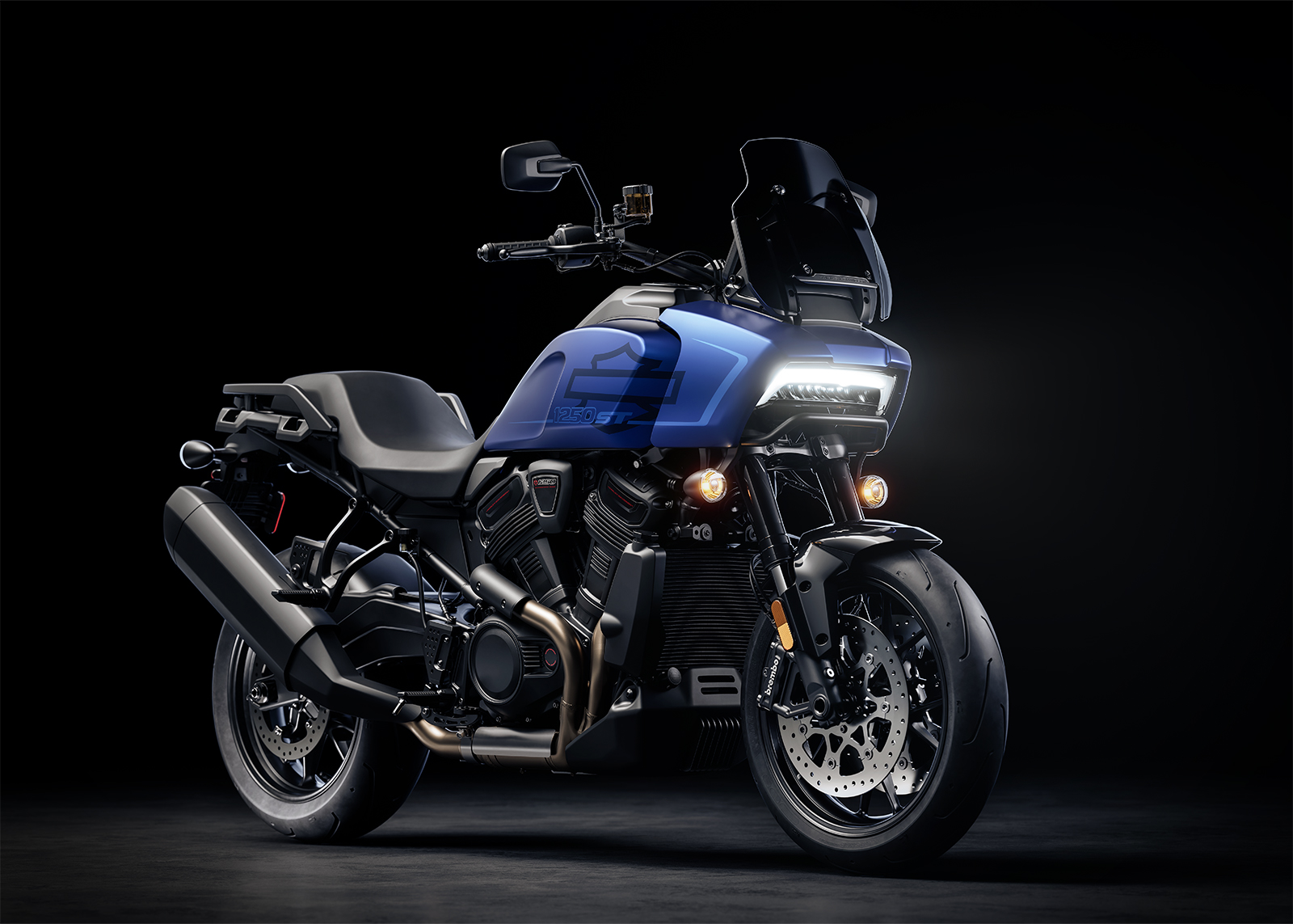 مظهر رياضيّ نحيف لدرّاجة 2026 Pan America ST