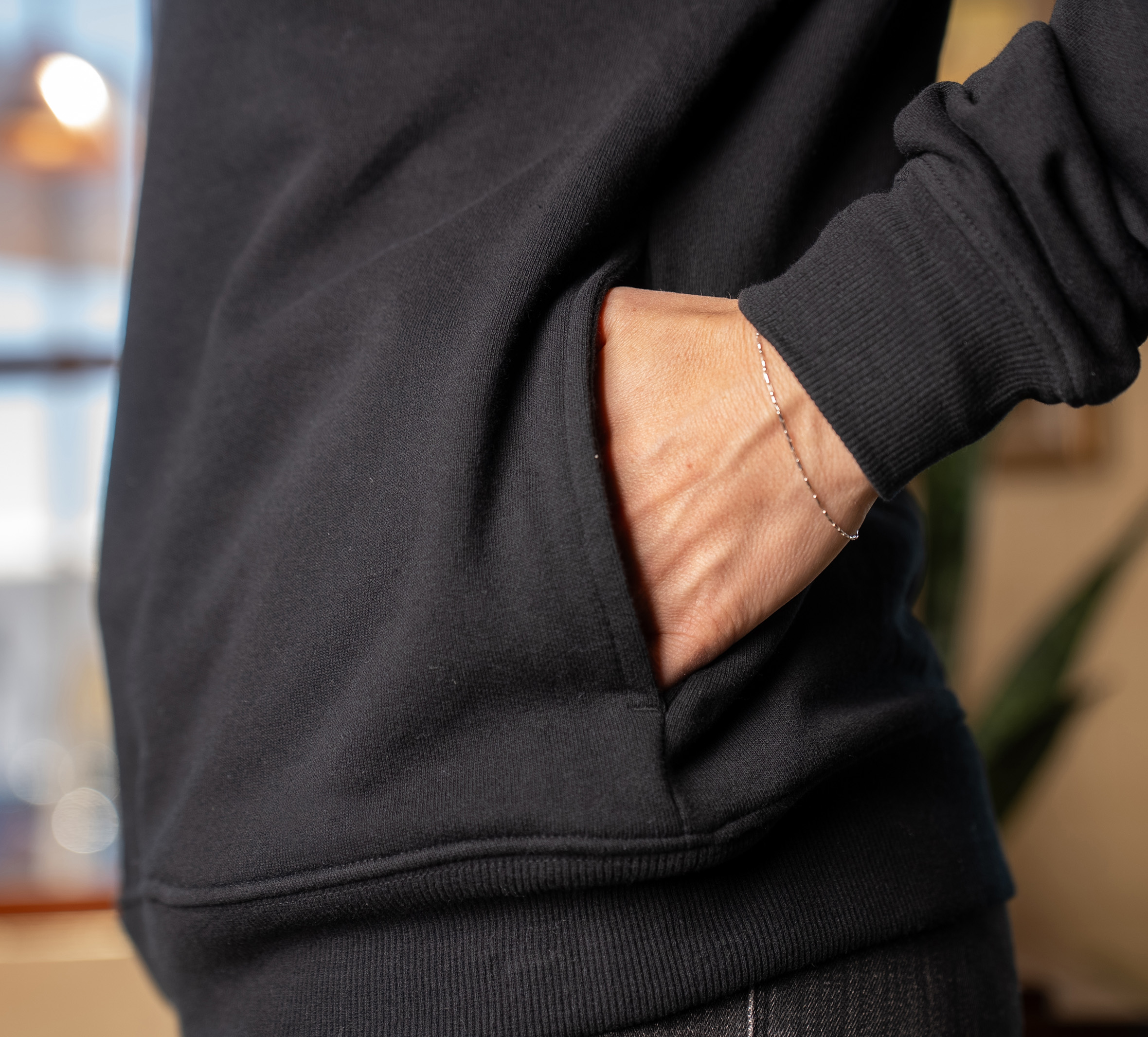 Women's H-D Font Crewneck w/ Pocket