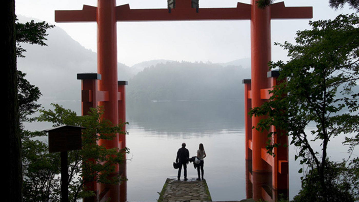 ラスベガスの標識のそばに駐車したバイク