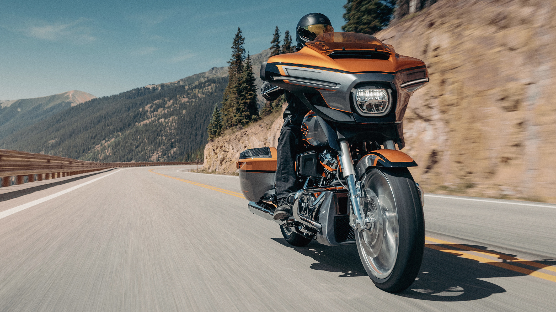Photo du modèle CVO Street Glide 2026 sur la route