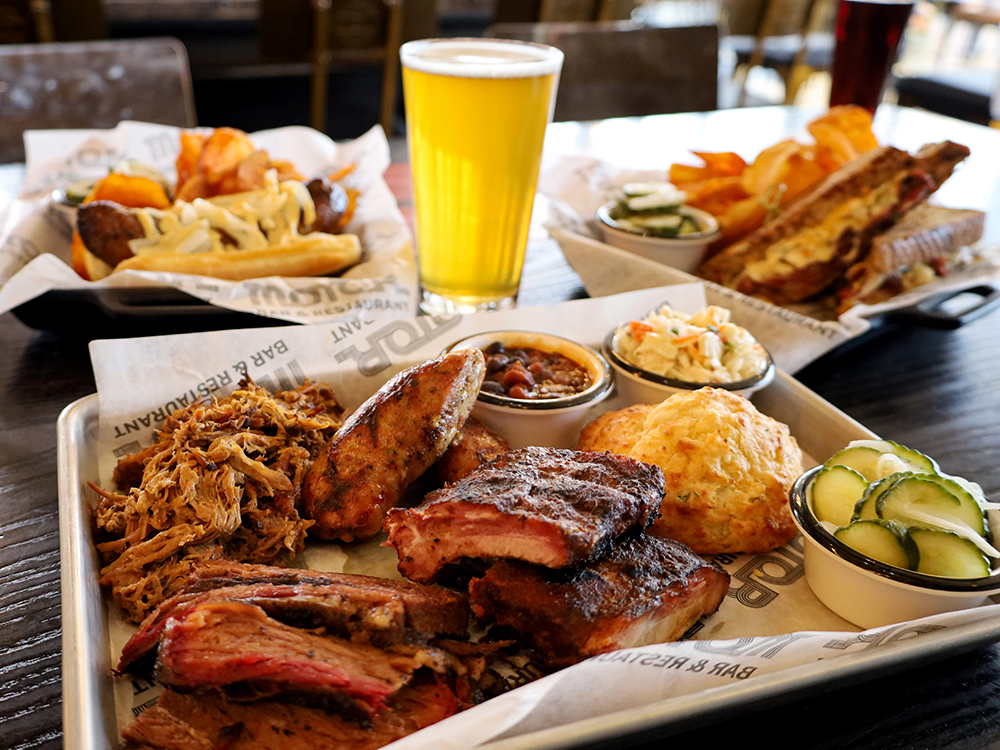 肉料理、サイドメニュー、ビール1杯付きのバーベキュープラッター