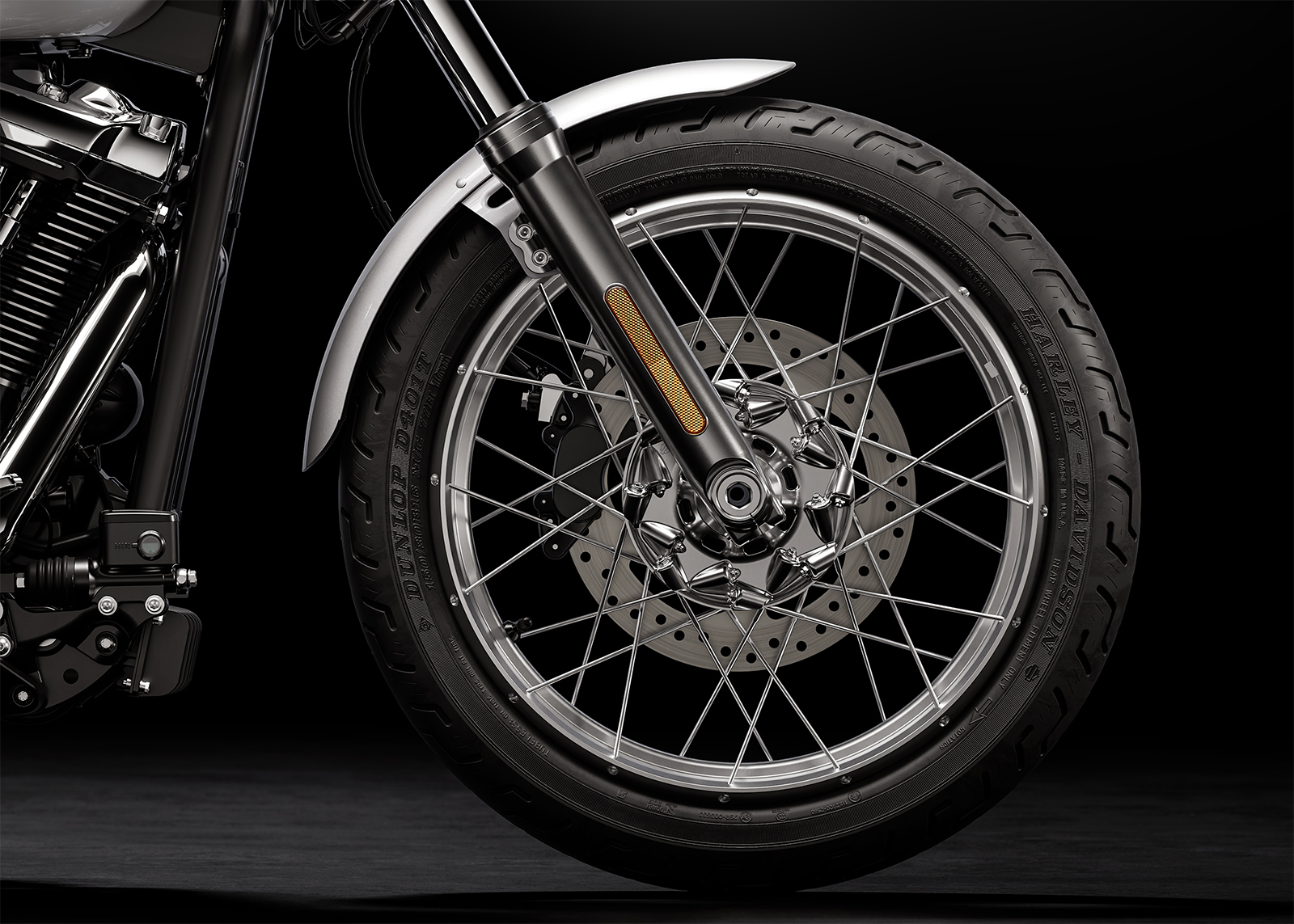 Gros plan sur les roues à rayons de la Super Glide 2026