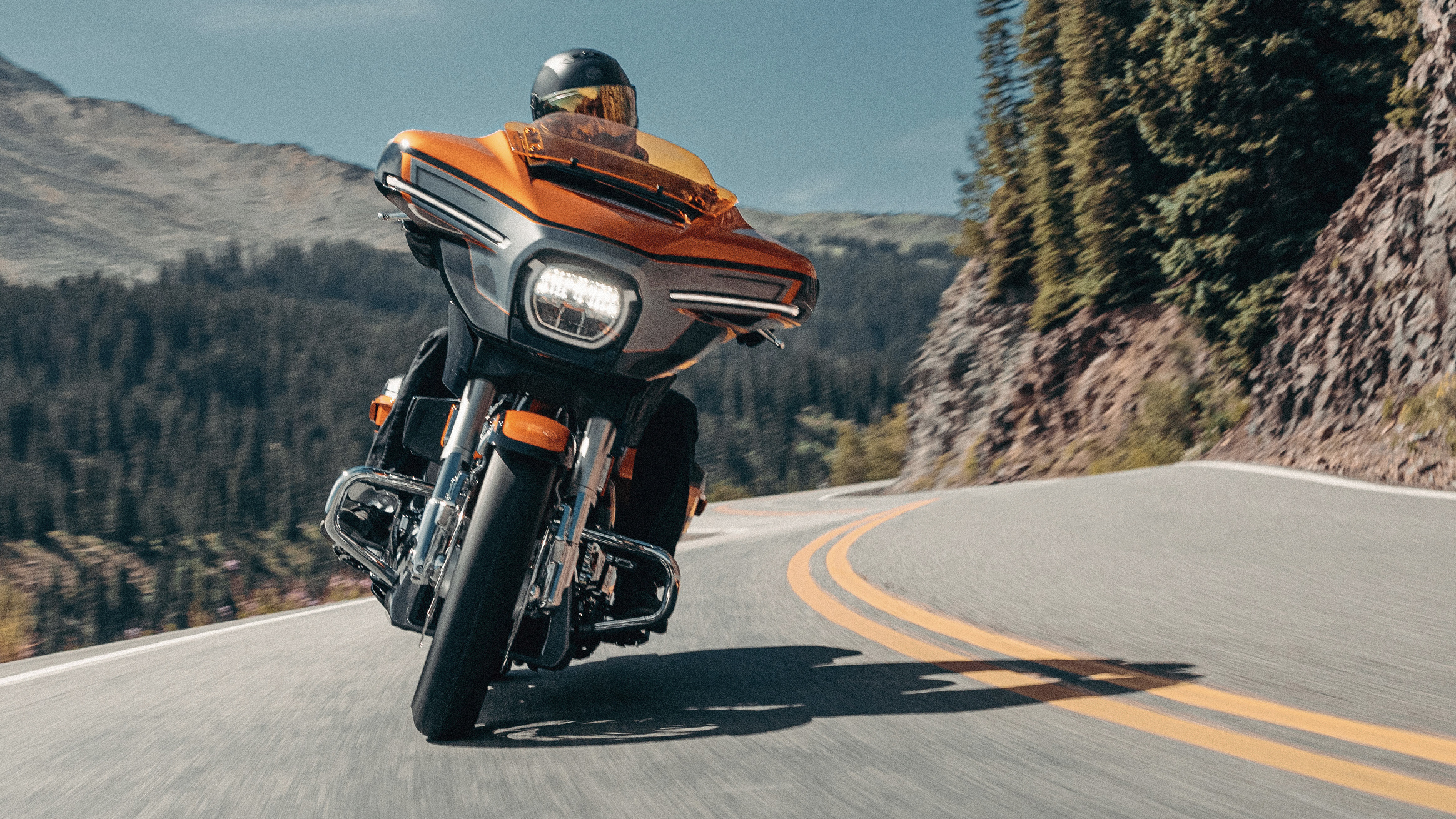 Photo du modèle CVO Street Glide 2026 sur la route