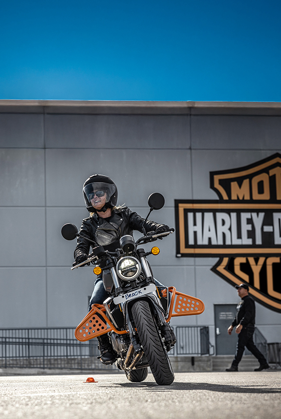 Eine Person, die an einem Kurs der H-D Riding Academy teilnimmt