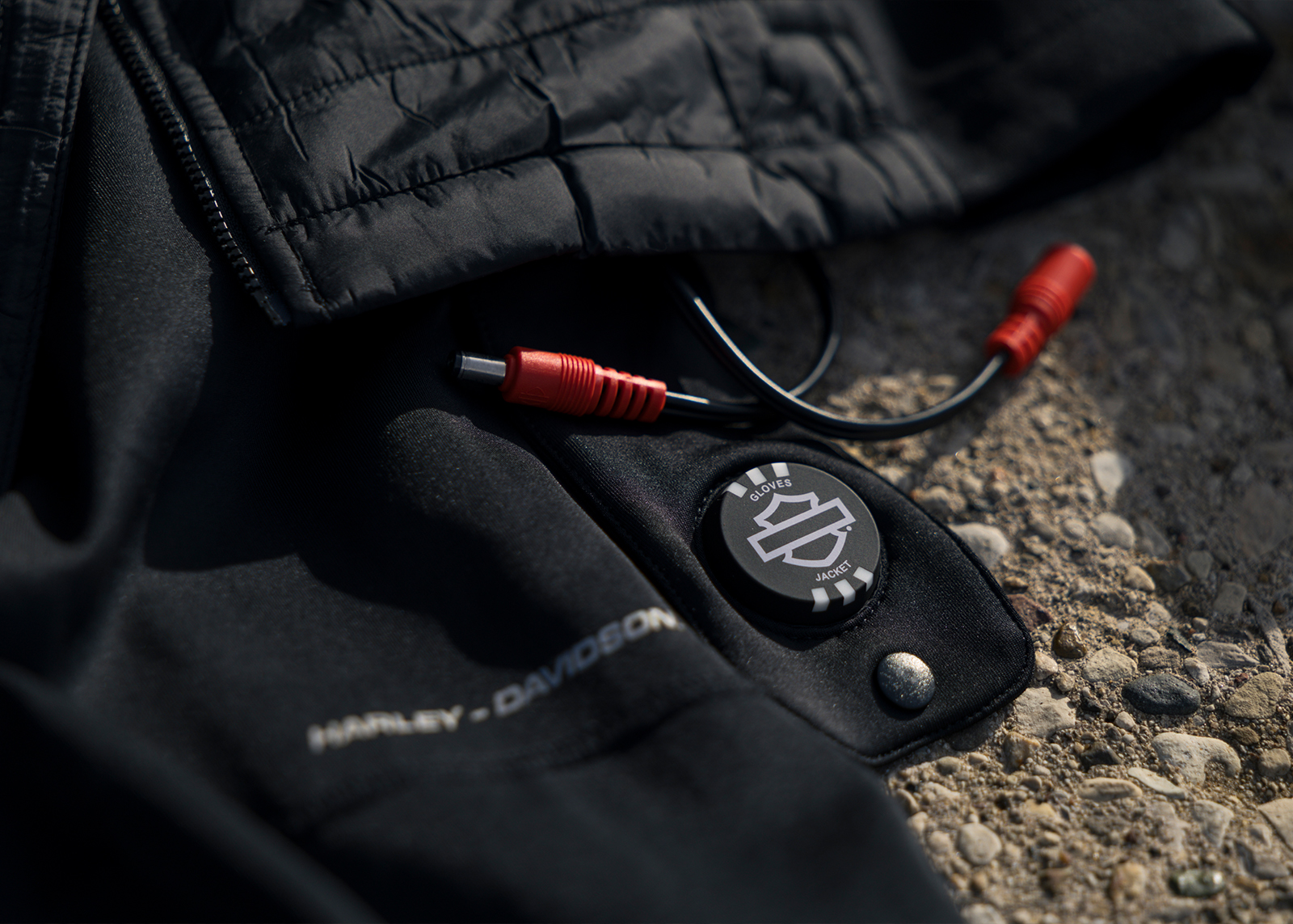 The built in heat control with three settings labeled for Gloves and Jacket showing wires that connect the two garments