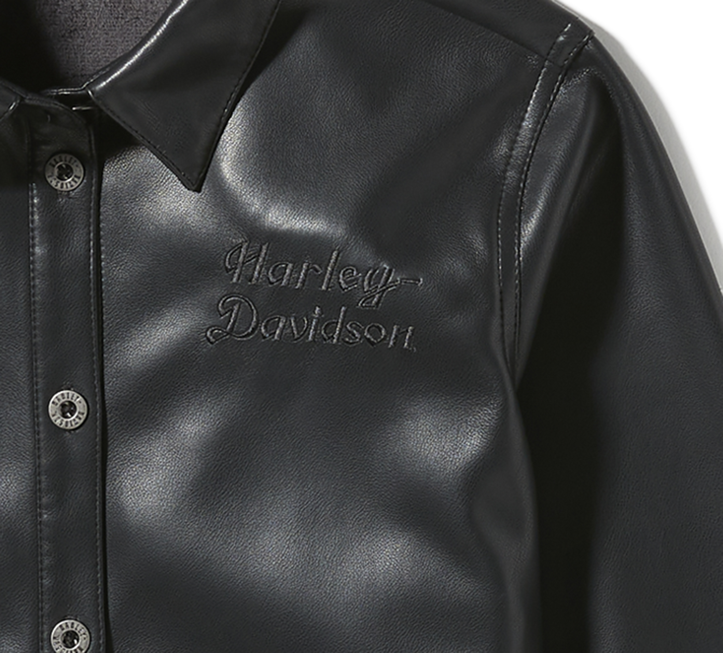 Chemise en similicuir et poignard métallique