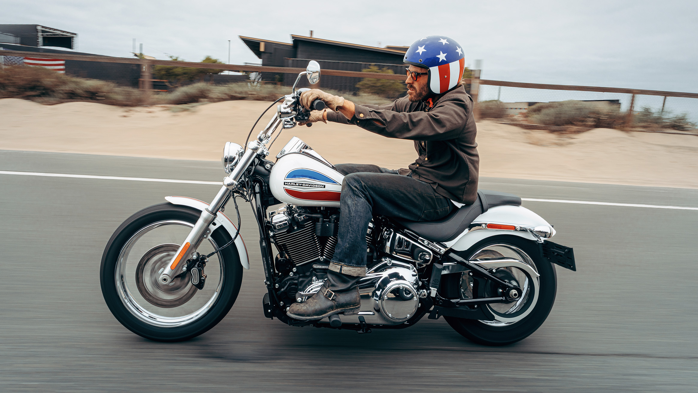 Plan produit d’un motocycliste en Super Glide 2026