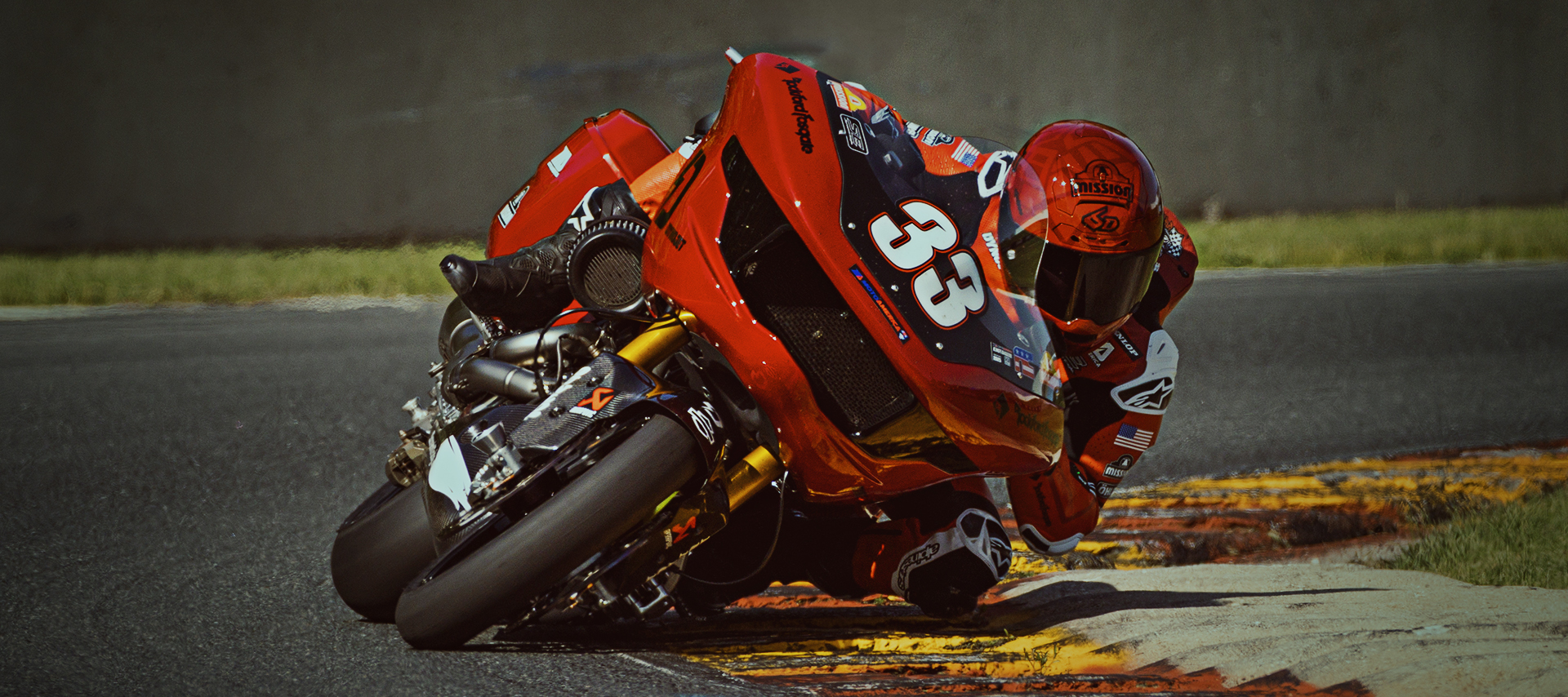 Kyle Wyman dragging a knee in a corner