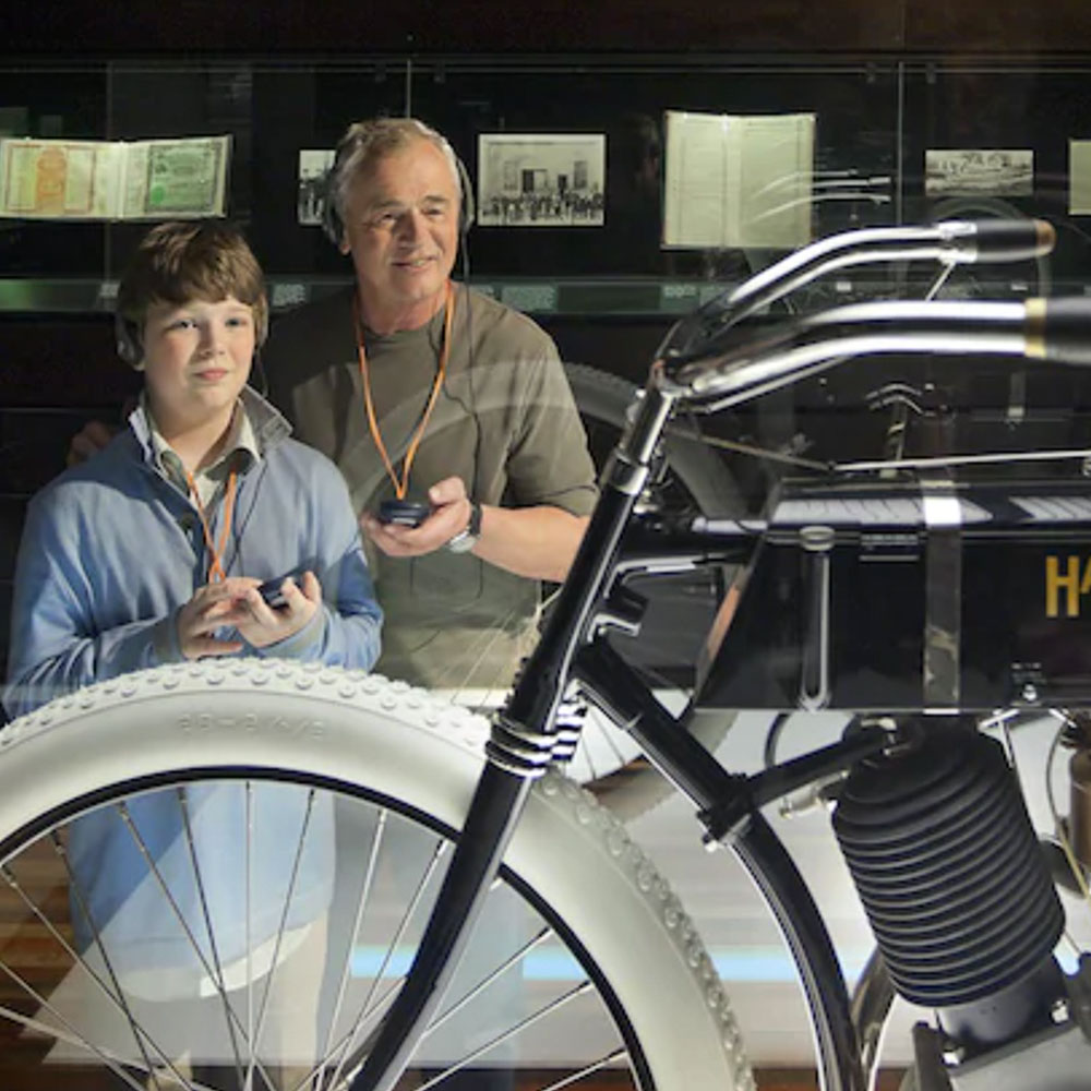 Man och ungdom som tar audiorundturen