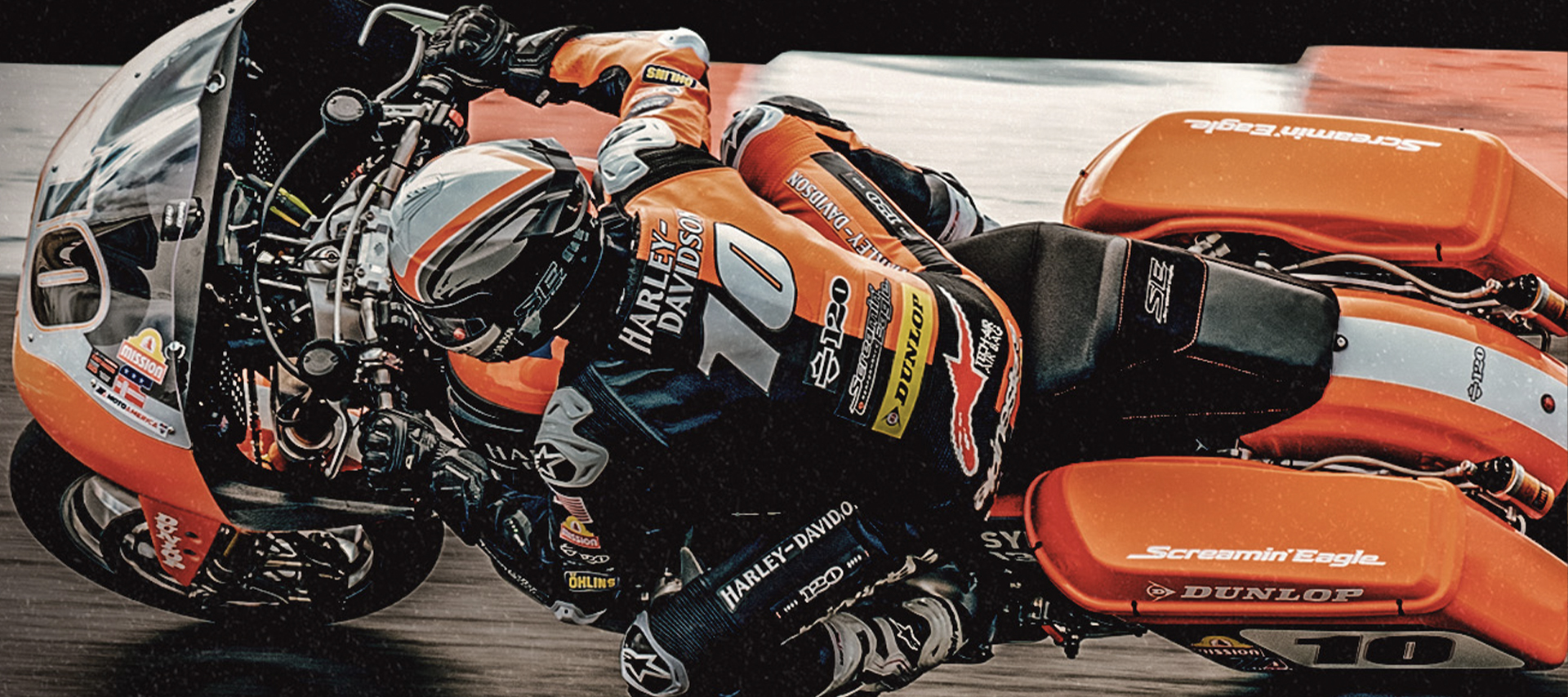 Travis Wyman dragging a knee in a corner