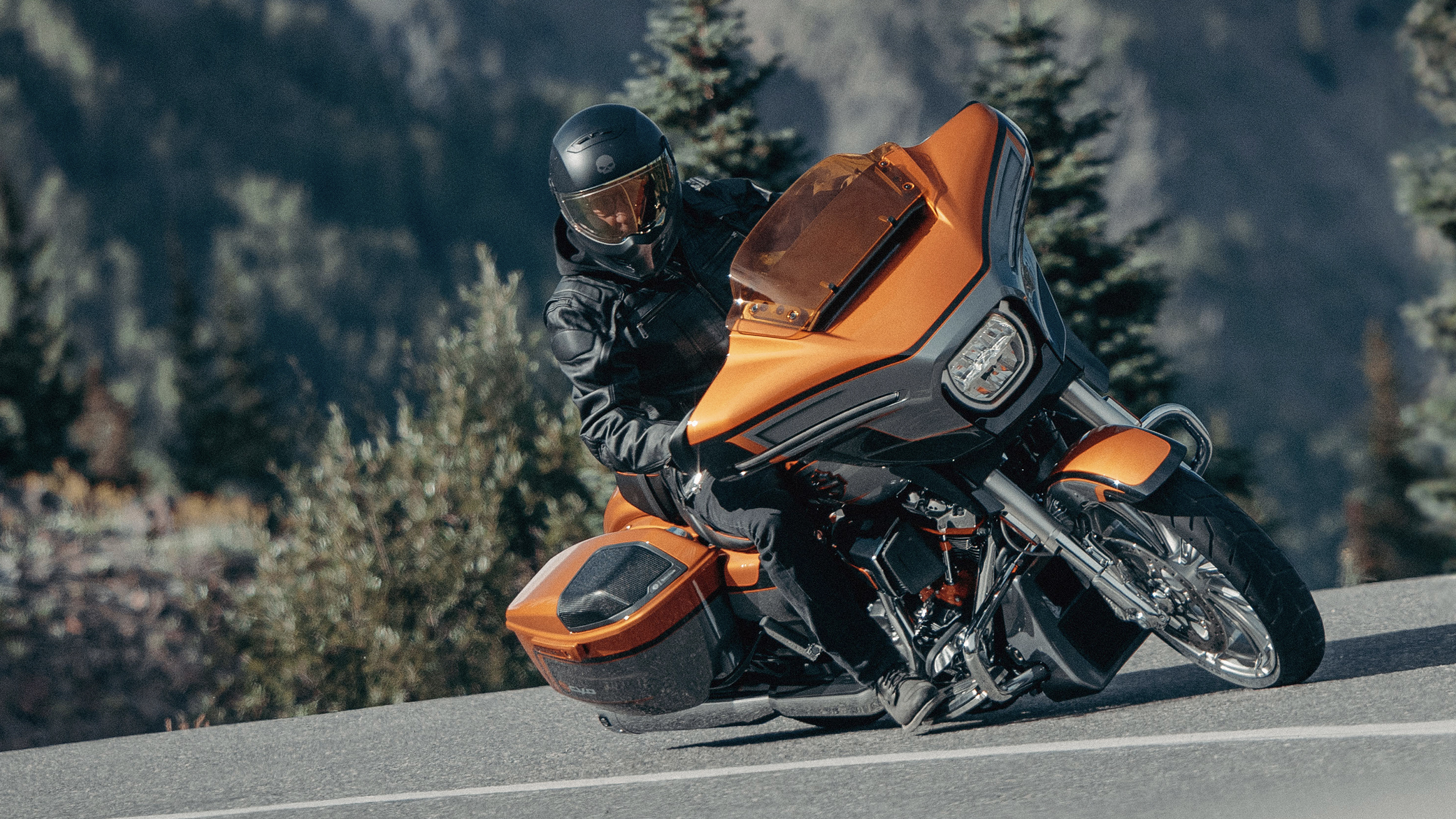 Photo du modèle CVO Street Glide 2026 sur la route