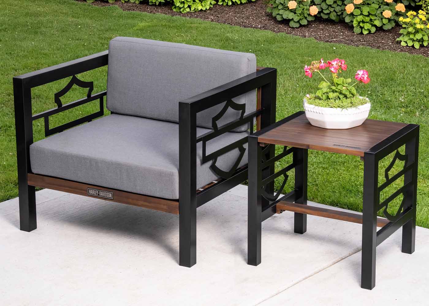 Open Bar & Shield Outdoor Chair & table