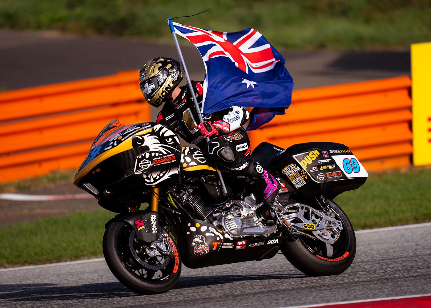 Bagger World Cup winner, Archie McDonald takes celebratory lap