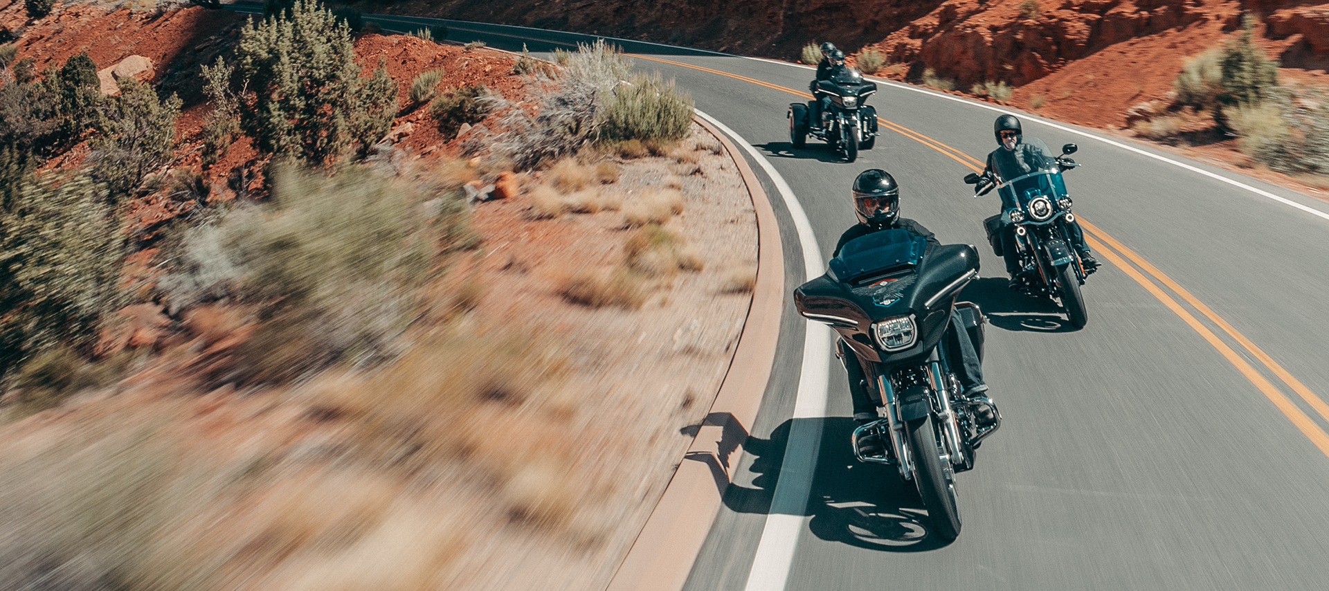 Záběr skupiny za jízdy