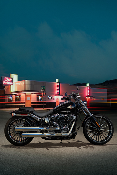 2025 Breakout Motorcycle Beauty Shot