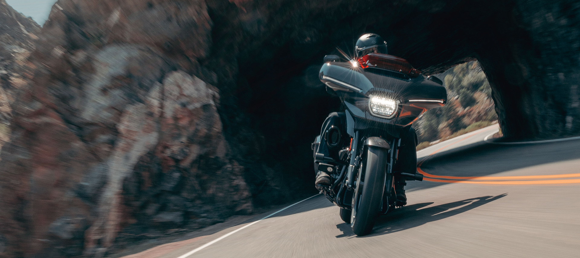 2026 CVO Street Glide STのライディングショット