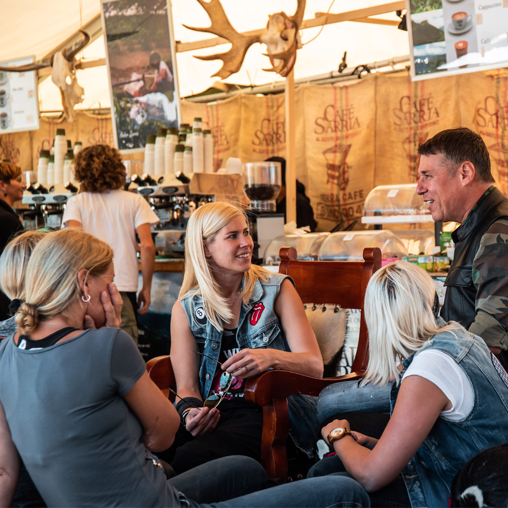 Personen unterhalten sich in einer Coffee Lounge