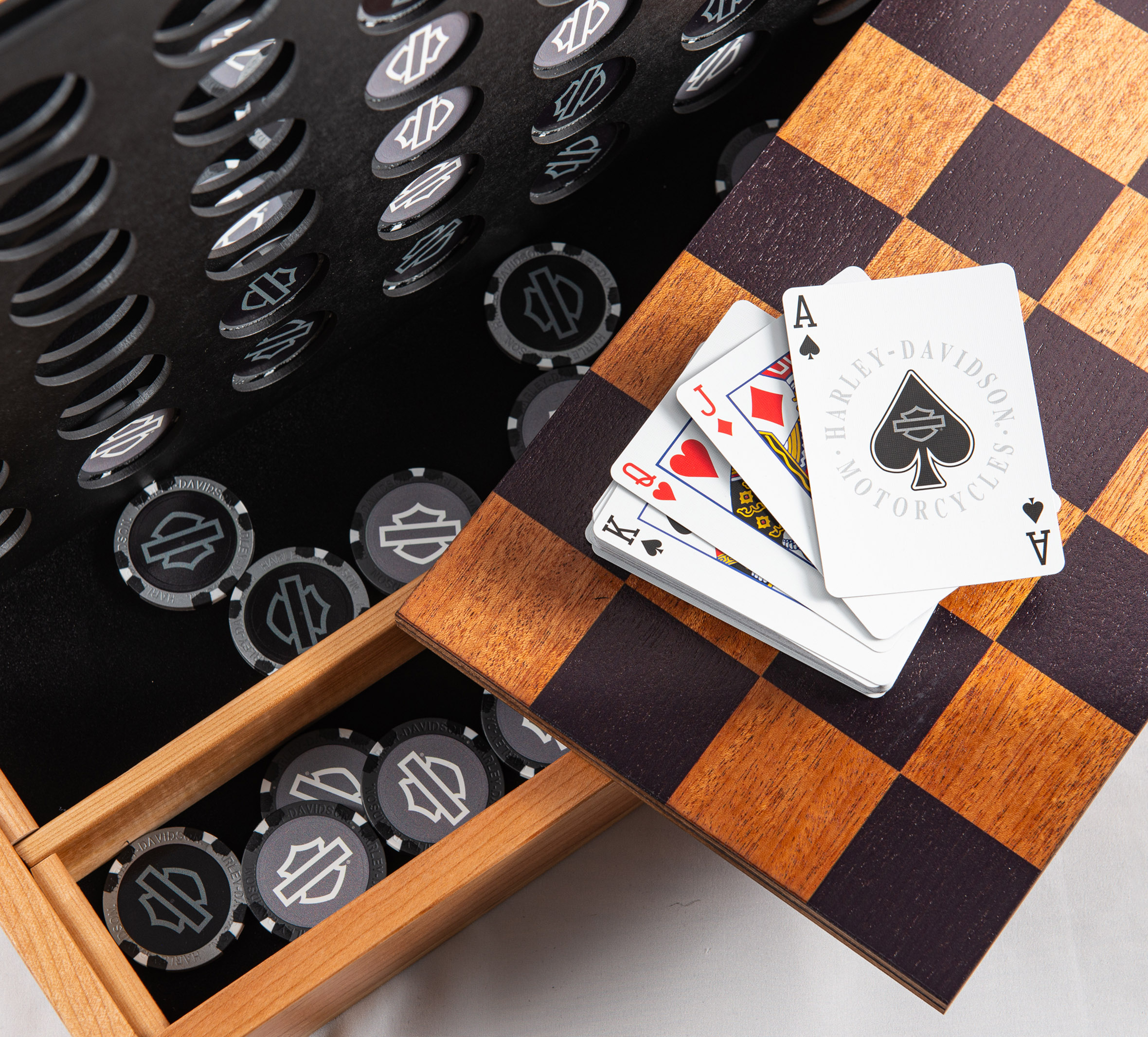 H-D Deluxe 3 in 1 Game Set Four across / Checkers / Playing cards