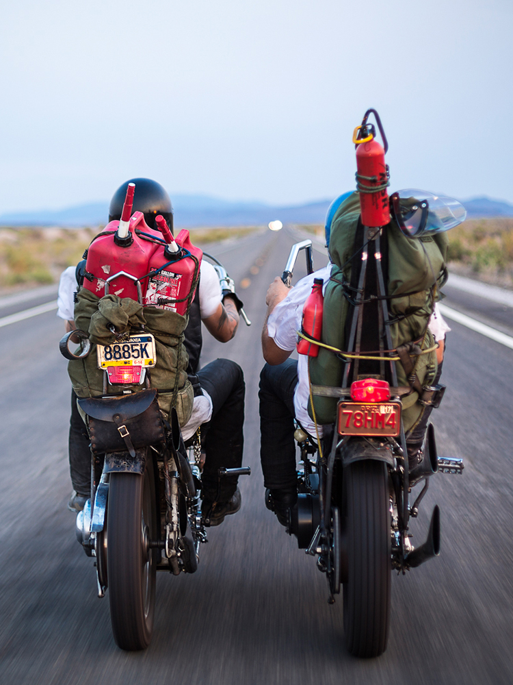 Motorcyklar på en väg