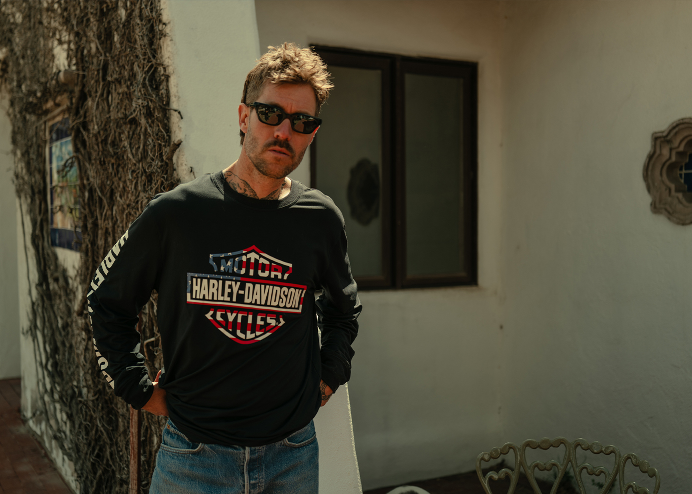 Pessoa de camiseta HD de manga longa parada ao ar livre