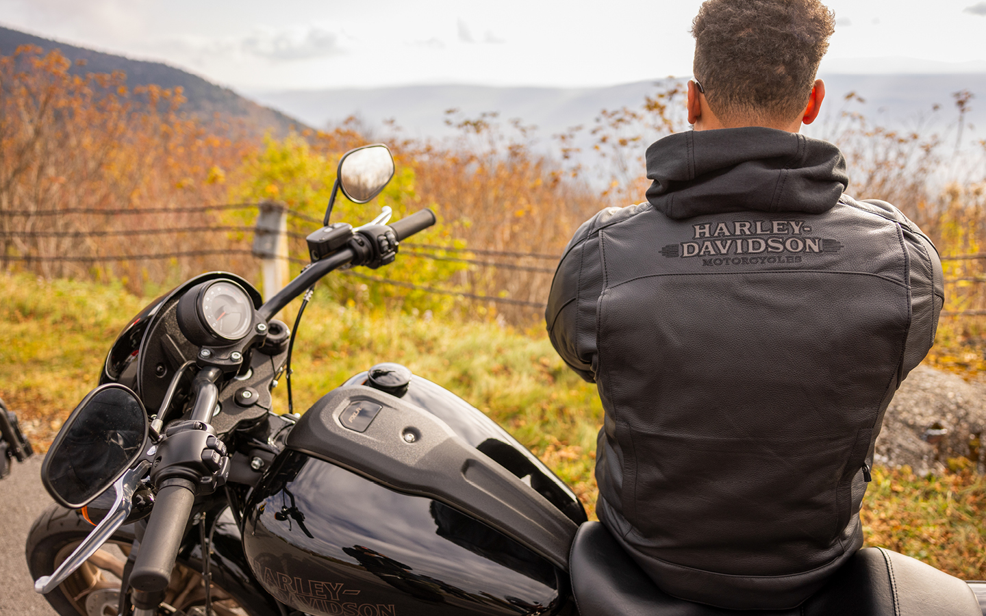 Person wearing Swingarm 3-in-1 leather jacket