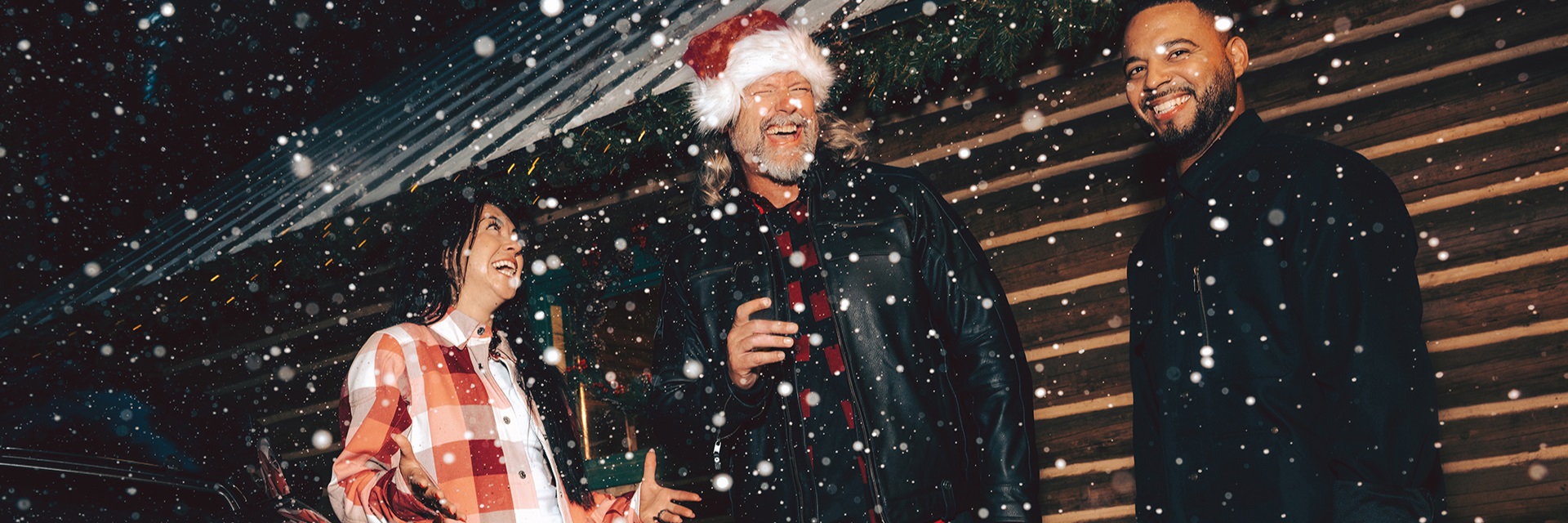 Des gens profitent d'une fête festive