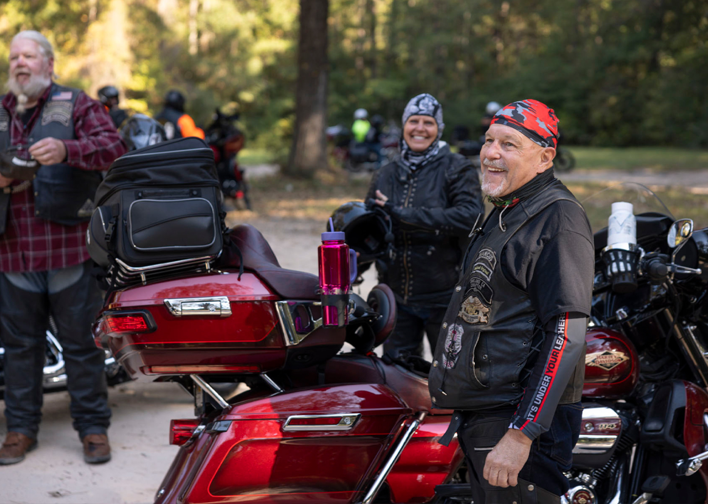 Grupo de membros do HOG à beira da estrada com motocicletas