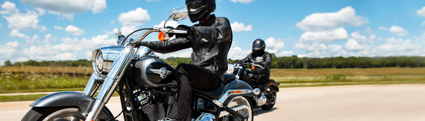 ストリートを走るクルーザー