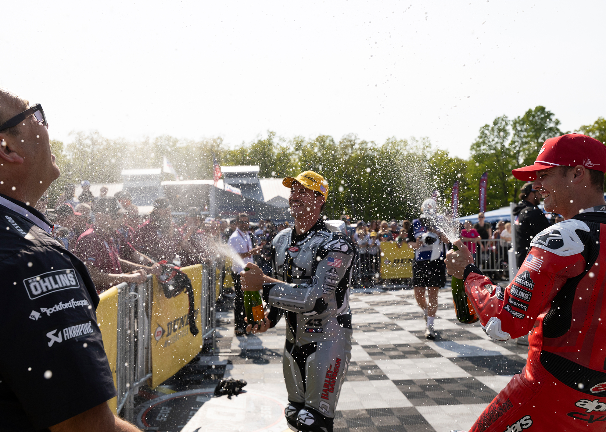 Kyle Wyman et James Rispoli célèbrent avec du champagne