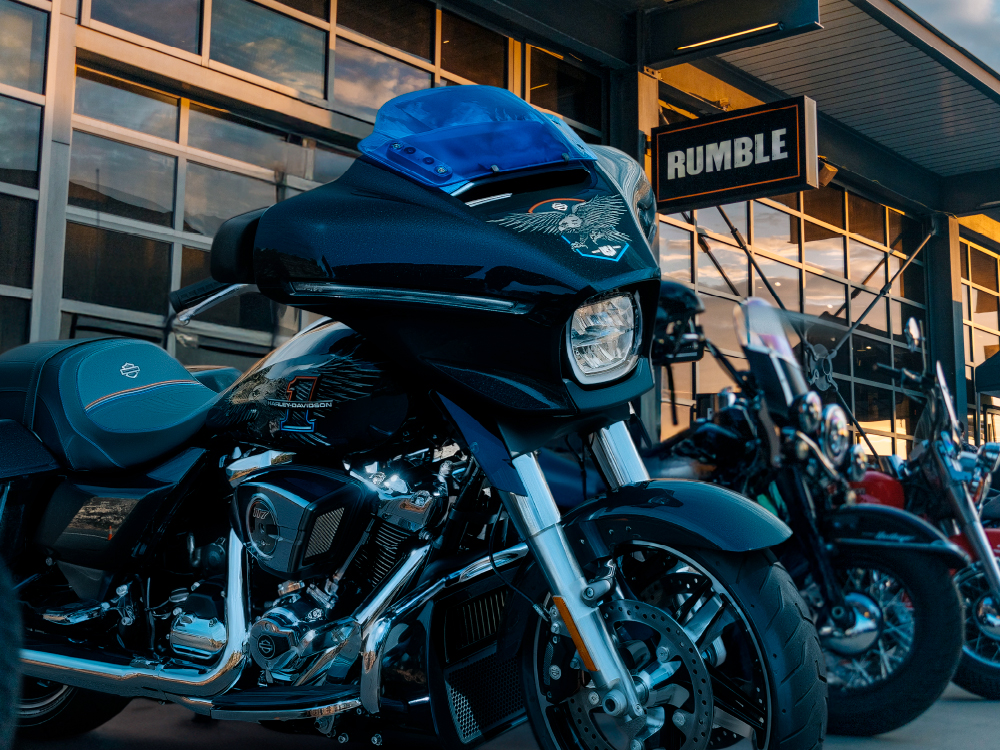 建物の外に駐車されたオートバイ、「Rumble」看板付き