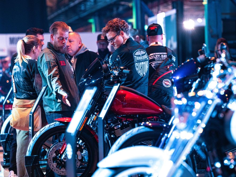 Clients regardant des motos.