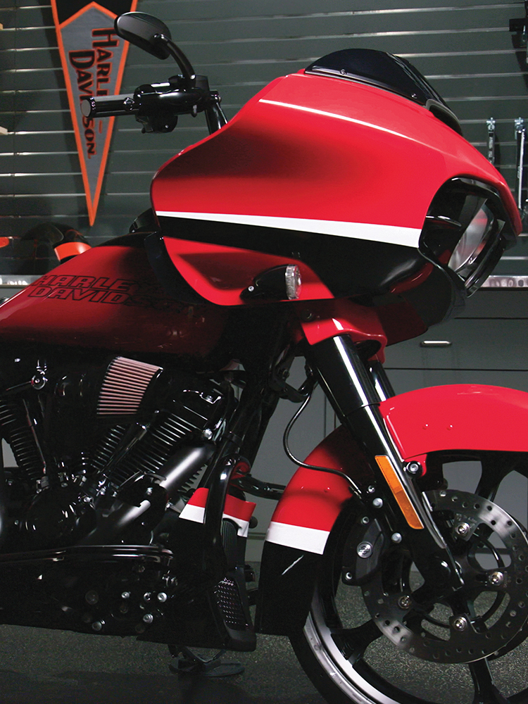 Touringmotorcykel som kör längs en väg