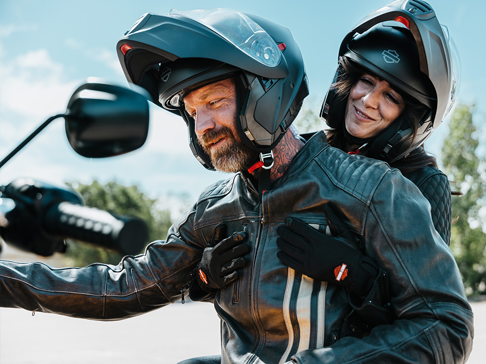 ヘルメットを着用した2人のライダーがオートバイに乗っている
