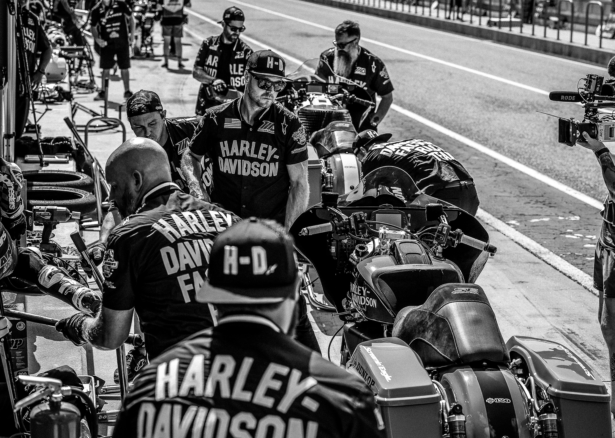 2025 CVO Road Glide RR Lifestyle Shot