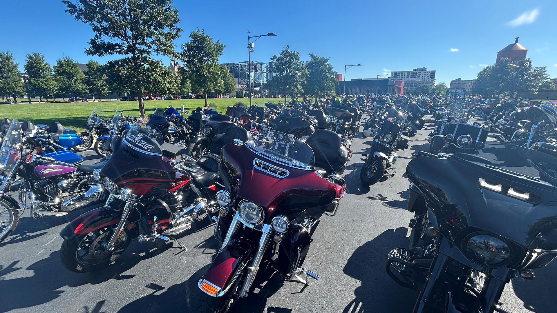 公園近くのビッグ・ユニット・ポーカーラン慈善イベントで、澄んだ空の下に並ぶオートバイの列