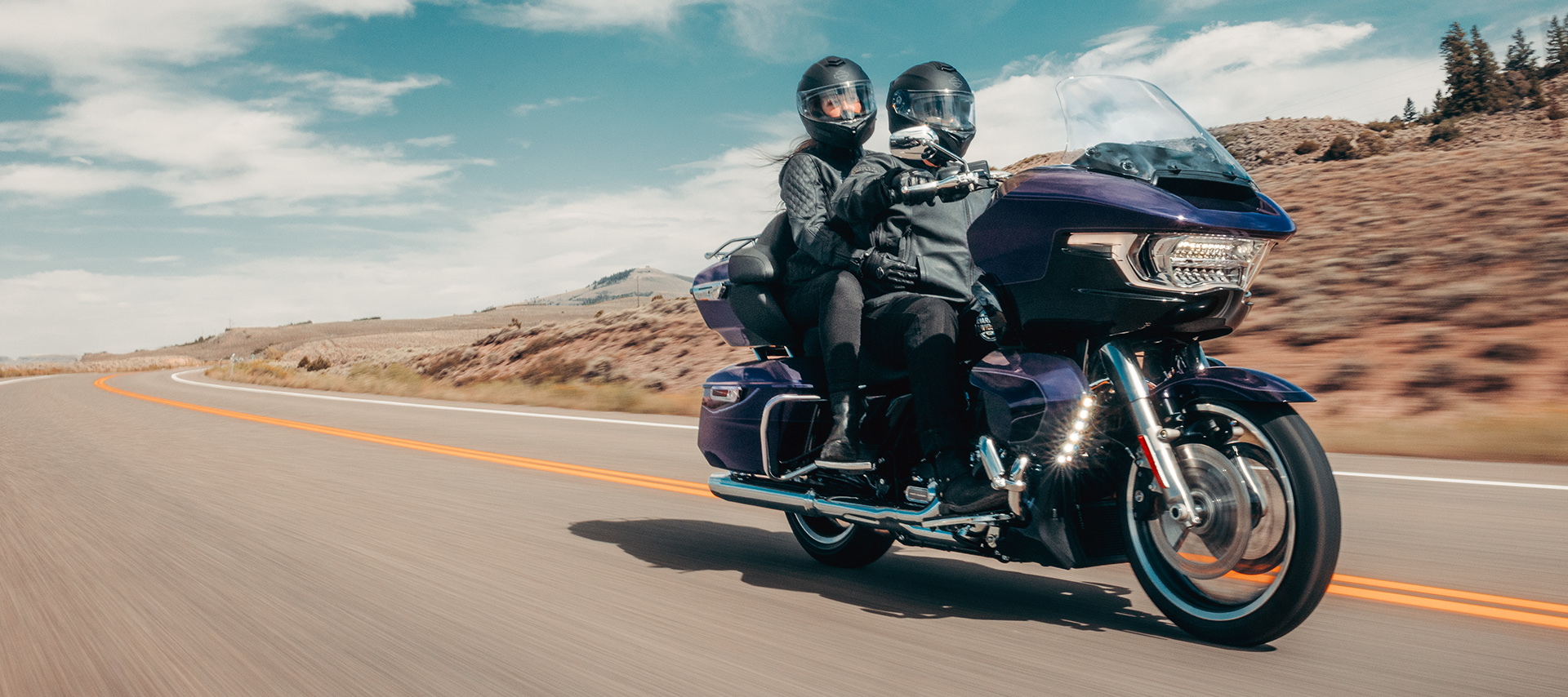 2026 Road Glide Limitedのライディングショット