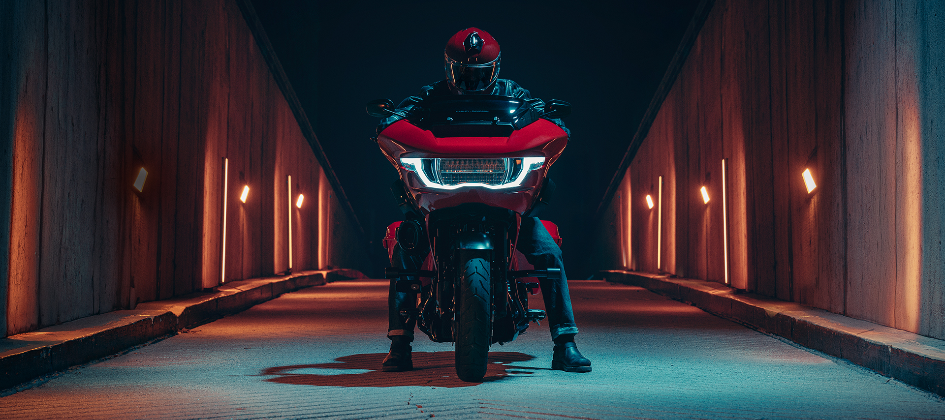 2025 CVO Road Glide ST 모터사이클 라이딩 샷